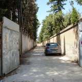 Salutiamo le due sorelle e percorriamo la stretta strada privata che si insinua tra l�ospedale oncologico e villa Costantino, delimitata da un grosso cancello in ferro. Cancello che nel pomeriggio viene chiuso, permettendo a questo tranquillo angolo di citt� di rimanere nascosto al resto di Bari
